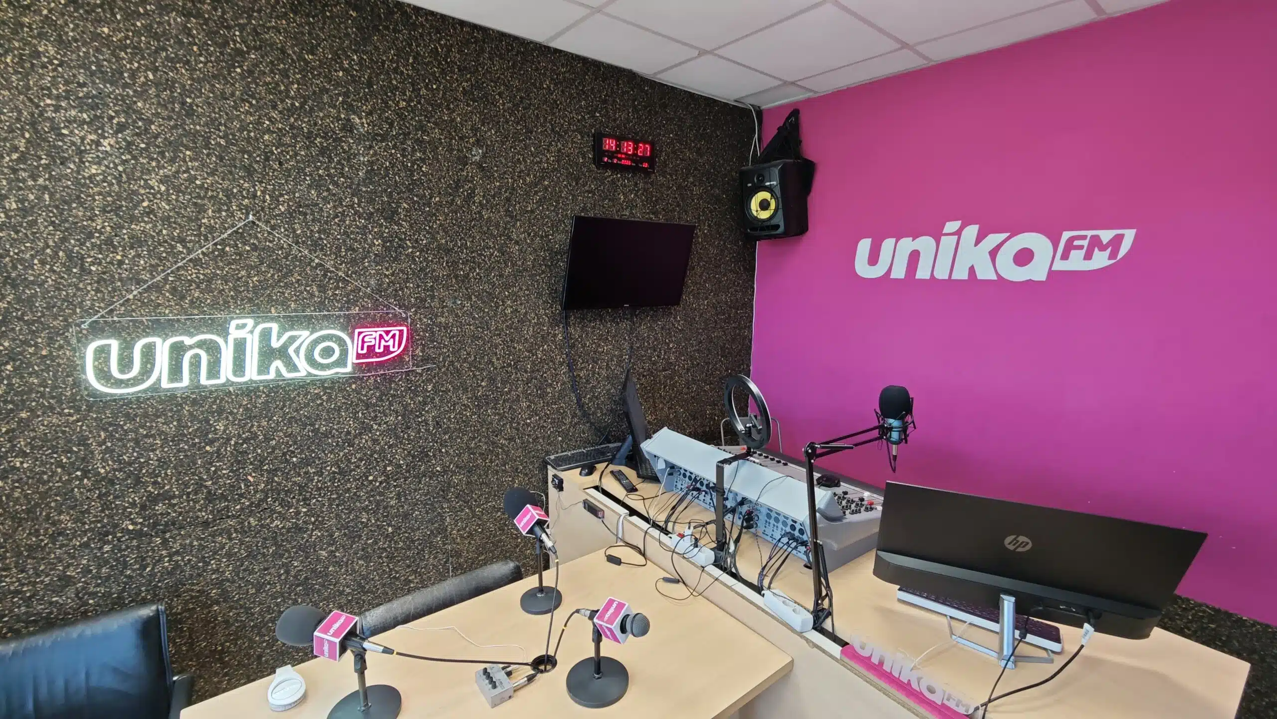 Interior de vivienda con iluminación domótica en tono rosa